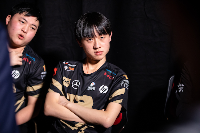 九游APP官网-内马尔意外战胜RNG，比赛规则变更引爆全场！赛场气氛高涨(赛博朋克2077威尔逊拿枪)