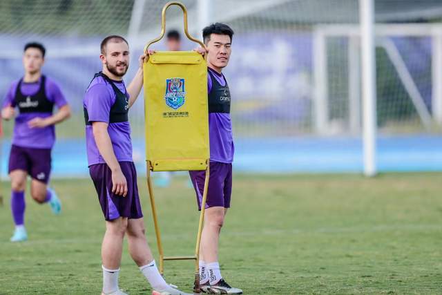 包含集结日武汉三镇备战足总杯窗口期浙江队备战西甲，现场解说直呼：密尔沃基雄鹿集结日主帅复盘的词条